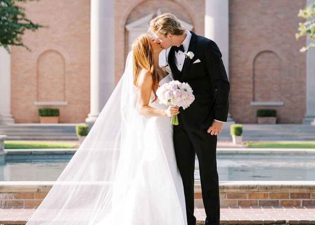 Man kissing wifes hand